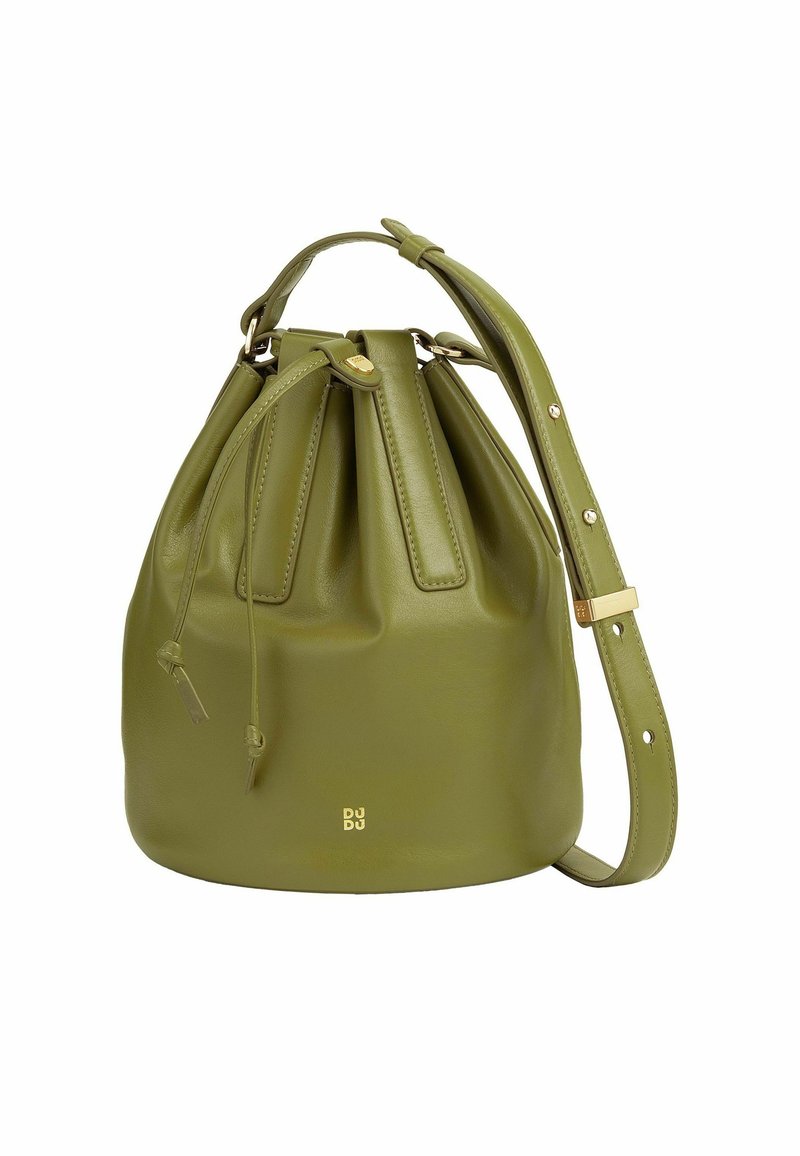 Borsa a secchiello in pelle verde oliva con chiusura a coulisse, texture liscia e tracolla regolabile; presenta un logo dorato e dettagli in metallo.