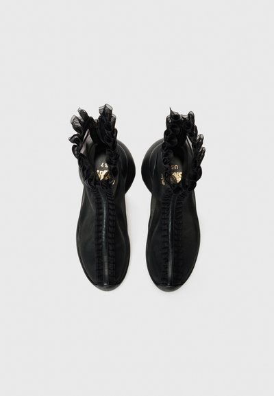 Collina Strada RUFFLE BOOTS - Bottines - black
