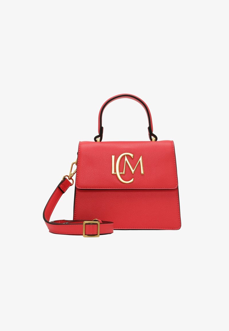 Sac à main en cuir rouge avec poignée supérieure, bandoulière amovible et lettres LCM dorées sur le rabat avant.