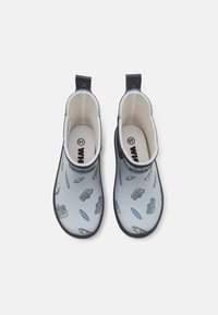 Bottes de pluie pour enfants bleues avec un motif gris représentant des véhicules et des planches de surf. Fabriquées en caoutchouc avec une texture lisse et des languettes de traction.