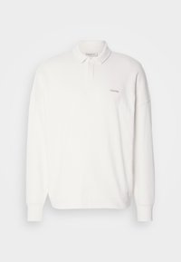 Biela bavlnená polo košela s dlhými rukávmi, preloženým golierom a vyšitým logom na ľavej hrudi. Uvoľnený strih s rebrovanými manžetami.