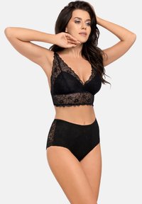 Zwarte kanten bralette met een V-halsontwerp en golvende randen, gecombineerd met hoogoplopende kanten slips met bloemmotieven.