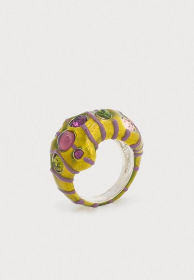 Anneau rayé jaune et violet avec des pierres précieuses multicolores (rose, vert et violet) incrustées dans un design texturé. Intérieur en argent.