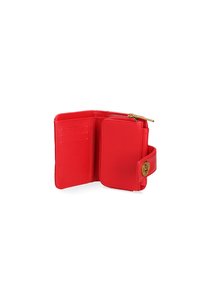Portafoglio in pelle rossa con tasca con zip, slot per carte e chiusura a scatto. Texture liscia e accessori in metallo dorato. Apertura piegata per la visualizzazione.