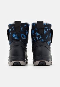 Botas infantiles en negro y azul con un upper con estampado de vehículos de construcción, suela de goma y forro de felpa para aislamiento.