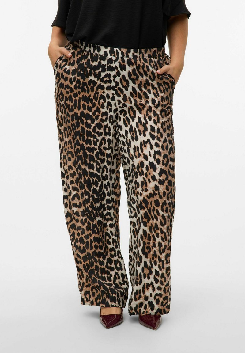 Burgunderrøde bredbenede bukser med leopard mønster i beige, sort og brun, med sidelommer og en glat tekstur. Sættes sammen med spidse burgunderrøde hæle.