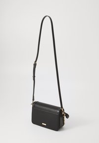 Borsa a tracolla nera in pelle con un design rettangolare elegante, finitura testurizzata, tracolla regolabile e accentuazioni in metallo dorato.