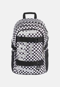 Zaino a scacchi bianco e nero con logo argento lucido, spallacci regolabili, tasche laterali e maniglia superiore per un facile trasporto.
