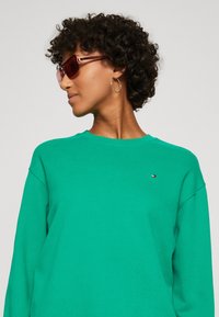 Tommy Hilfiger FLAG ON CHEST  - Mikina - olympic green