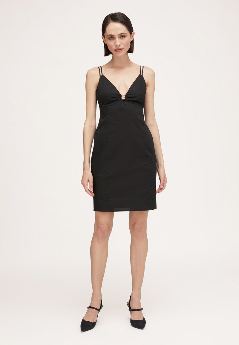 Outfit Elegante Tubino Nero Con Camicia Bianca Motivi Tubino Nero