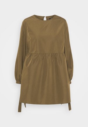 Olijfgroene jurk met lange mouwen, geplooide taille, ronde halslijn, knoopsluiting aan de achterkant en lintstrikjes aan de zijkanten.