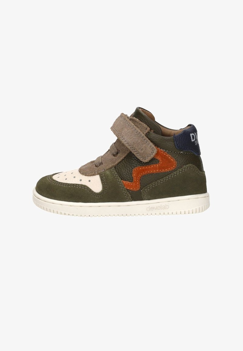 Hoge sneakers in olijfgroen leer met beige accenten, oranje zigzagontwerp en klittenbandsluiting. Witte rubberen zool met textuur.