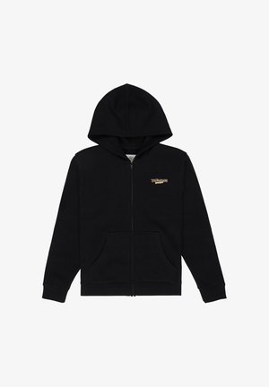 Čierna mikina na zips s kapucňou, nosená cez svetložlté tričko. Pár svetlých rifľových šortiek a čierne tenisky s červenými akcentmi.