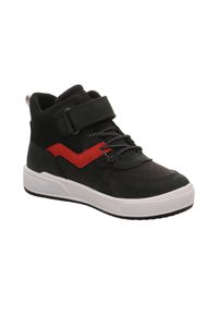 Sneaker alta nera con striscia rossa accento, tomaia in tessuto texturizzato, lacci intrecciati, fascia in Velcro e suola in gomma bianca.