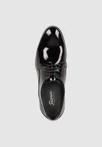 Zwarte lakleren dresschoenen met een gladde afwerking, een ronde neus en een traditionele vetersluiting. Voorzien van een gevoerde inlegzool.