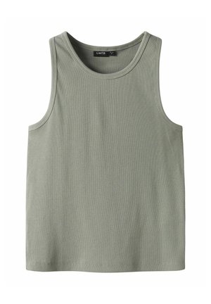 Světle zelený žebrovaný top na ramínka s kulatým výstřihem a širokými průramky, s jemnou texturou a rovním lemem. Značková etiketa viditelná uvnitř.