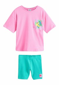 Lyserød bomulds t-shirt med korte ærmer, præsenterer et fiske-grafik lomme-design; parret med teal strækshorts med et lille logo-patch.