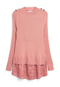 Gestreepte, zachtroze trui met lange mouwen, voorzien van knoopaccenten op de schouder; gelaagd over een doorzichtige, met patronen bezette onderkant.