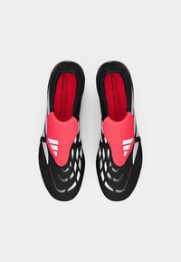 Μαύρα και κόκκινα αθλητικά παπούτσια με κομψό σχέδιο, διαθέτοντας υφή στην επιφάνεια και εντυπωσιακές λευκές λεπτομέρειες. Ανοιχτό πλέγμα στις πλευρές.