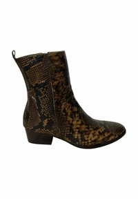 Botín de tobillo con estampado falso de piel de serpiente en tonos marrón y negro, con un tacón bajo en bloque, lazo trasero y superficie texturizada, que presenta un diseño elegante y punta afilada.