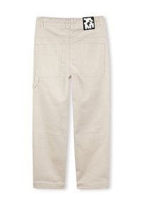 Pantalons en toile beige à coupe droite, dotés de deux poches arrière et d'une poche cargo sur le côté. Étiquette logo noire au niveau de la taille.