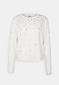 Weißes Langarm-Sweatshirt mit rundem Ausschnitt, dekoriert mit silbernen Nieten und einem strukturierten Stoff. Leicht lockere Passform mit gerippten Bündchen.