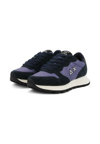 Le sneaker blu marino e viola presentano una tomaia in suede e mesh, suola ammortizzata e un accento geometrico sul lato, con lacci piatti.