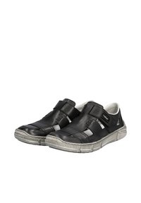 Schwarze Leder-Slipper mit Ausschnittdesign, grauer Gummisohle und weißen Akzenten. Mit einem Klettverschluss für einen sicheren Sitz.