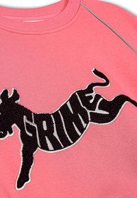 Sudadera rosa con un gráfico de caballo negro texturizado y la palabra "GRIME" en letras grandes, con un escote redondo y costuras en contraste.