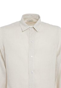 Lichtbeige linnen shirt met een puntkraag, voorzien van een knoopsluiting aan de voorkant en transparante knopen, met een gladde textuur en een klassiek ontwerp.