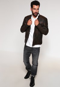 Mustang WHYTE - Skinnjacka - vintage brown