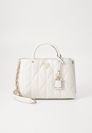 Borsa bianca trapuntata realizzata in materiale sintetico, con un logo d'oro, una tracolla a catena e un piccolo etichetta. Forma strutturata con doppi manici.