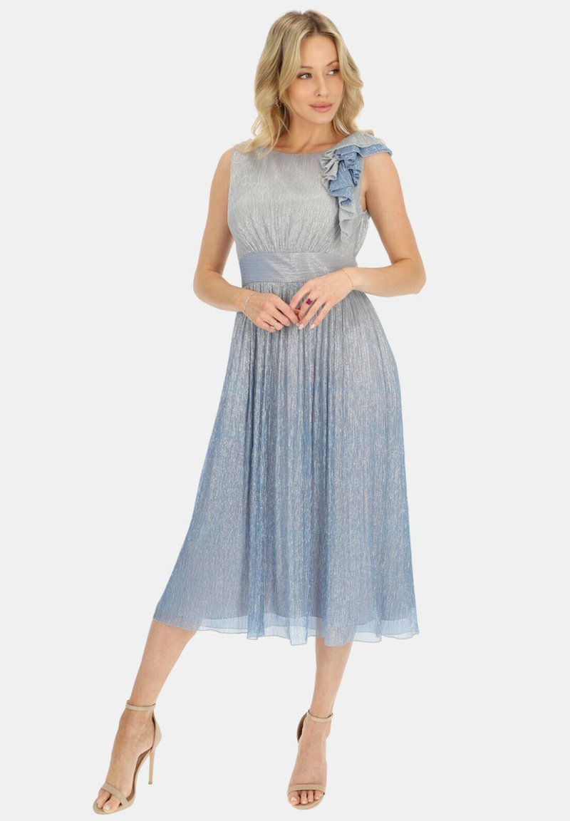 Jasnoniebieska, bezrękawnikowa sukienka z falbaniastym detalem na ramieniu, z dopasowanym pasem i plisowanym midi spódnicą, wykonana z teksturowanej tkaniny.