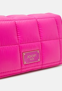 JOOP! Jeans ORDINE CUCITURA LUZI SHOULDERBAG  - Torba čez telo - pink