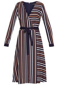 Granatowa sukienka kopertowa z długimi rękawami, z pionowymi paskami w kolorze białym, pomarańczowym i jasnoniebieskim. Zawiera dopasowany pasek w talii i rozkloszowany dół.