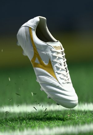 MORELIA II ELITE UNISEX - Botines de fútbol para terreno firme - white/football gold-coloured/galaxy silver-coloured