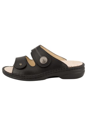 Sort læder åben-tå skridsikker sandal med to justerbare remme, dekorativ rund sølvknap og polstret sål.