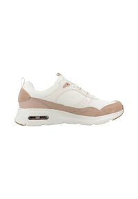 Les baskets présentent un dessus en textile blanc avec des accents en daim rose clair, une semelle rembourrée et une unité d'air visible au niveau du talon pour un soutien.