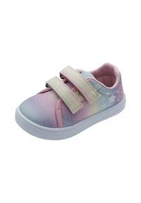 Baskets légères avec un design dégradé en tissu rose, bleu et vert, dotées de deux straps en velcro et d'une semelle en caoutchouc blanc texturé.