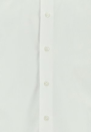 Camisa blanca de botones con una textura suave, cuello clásico y seis cierres de botón brillantes a lo largo de la parte delantera.