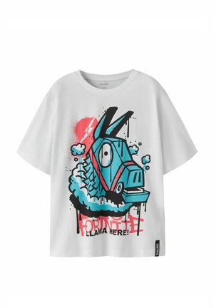 T-shirt blanc avec dessin coloré de style graffiti d'une tête de lama bleue portant une écharpe rouge, entourée de nuages stylisés et texte "FORTNITE LLAMA HERE!".