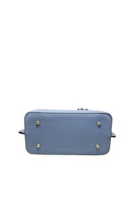 Niebieska skórzana torebka o teksturowanym wykończeniu, prostokątnym kształcie, złotych nóżkach oraz małymi bocznymi uchwytami do noszenia.