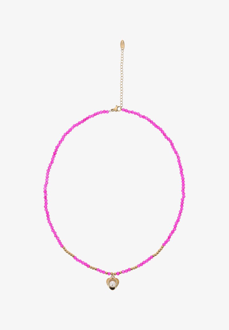 Ketting met kleine roze kralen, gouden accenten en een gouden hartvormige hanger met een centrale parel.