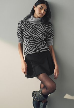 REGULAR FIT - ROLL NECK SHORT SLEEVE ZEBRA  - Trükipildiga T-särk - black white