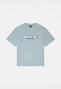 Jasnoniebieska bawełniana koszulka z krótkim rękawem, z wyróżniającym się wyhaftowanym logo "AVX AVIREX DEPT." w ciemnoniebieskim i białym kolorze z przodu.