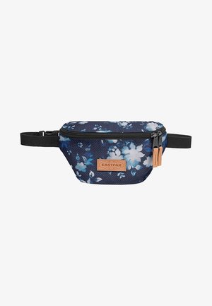 Granatowa nerka Eastpak w kwiatowy wzór z czarnym regulowanym paskiem i podwójnym zamkiem błyskawicznym z jasnobrązowymi uchwytami.