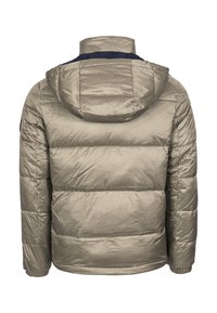 Péřová bunda v světle béžové barvě s kapucí, s tmavě modrým límcem, texturovanou tkaninou a elastickými manžetami. Zadní pohled ukazuje detaily šití.