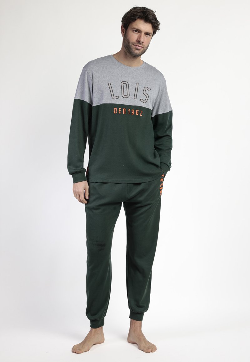 Chándal verde y gris con mangas largas; presenta "LOIS DEN1962" en letras naranjas en el pecho y el costado. Tejido suave y texturizado.