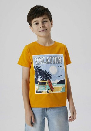 Oranje T-shirt met korte mouwen met grafische print van een bus, surfplank, palmbomen en zon. Gemaakt van katoen, casual pasvorm, ronde hals.
