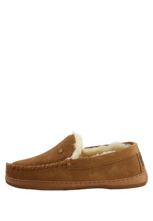 Bruine suède pantoffel met een zachte faux fur voering, leren stiksels en een gestructureerde rubberen zool. Instapontwerp voor gemakkelijk aan- en uittrekken.